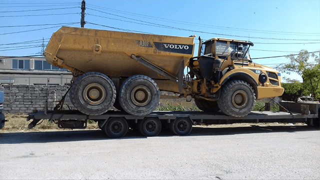 фото доставки низкорамной платформой карьерного самосвала Volvo A30F